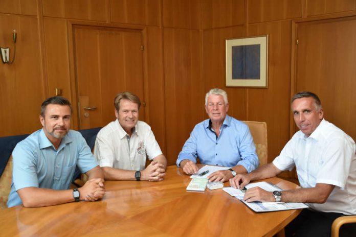 Dirk Egner (Geschäftsführer der Kreishandwerkerschaft Alzey-Worms), Kreishandwerksmeister Bernd Kiefer, Oberbürgermeister Michael Kissel und Baudezernent Uwe Franz (v.l.) im Gespräch. (Foto: Stadt Worms) Dirk Egner (Geschäftsführer der Kreishandwerkerschaft Alzey-Worms), Kreishandwerksmeister Bernd Kiefer, Oberbürgermeister Michael Kissel und Baudezernent Uwe Franz (v.l.) im Gespräch. (Foto: Stadt Worms)