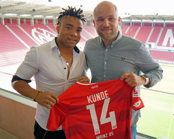 Kunde Malong Pierre und 05-Sportvorstand Rouven Schröder (Foto: twitter.com/1fsvmainz05)