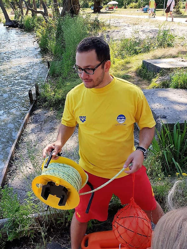 DLRG-Ausbilder Alvarez beim Kurs „Sicher am See“ (Foto: DLRG OG Frankenthal)