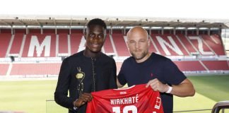 Moussa Niakhaté und Sportvorstand Rouven Schröder (Foto: Mainz 05)