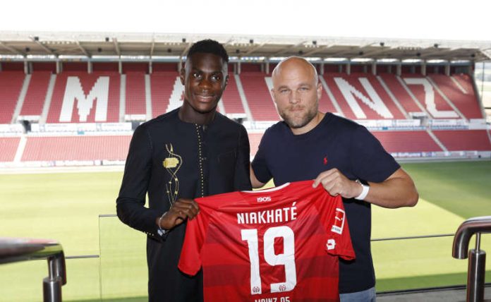 Moussa Niakhaté und Sportvorstand Rouven Schröder (Foto: Mainz 05)