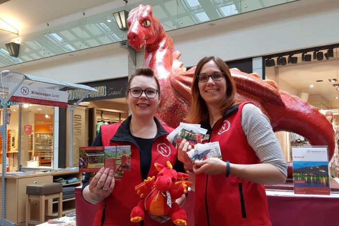 Im Rahmen der Aktionswoche, in welcher die Tourismusagentur das NibelungenLand im Rhein-Neckar-Zentrum in Viernheim präsentierte, verteilten Mareike Müller, Leiterin der Tourismusagentur, (links) und Loreen Last, Projektleiterin der Tourismusagentur, kostenlos Nila-Hefte an die Besucher. Sehr zur Freude der Kinder. (Foto: WFB) Im Rahmen der Aktionswoche, in welcher die Tourismusagentur das NibelungenLand im Rhein-Neckar-Zentrum in Viernheim präsentierte, verteilten Mareike Müller, Leiterin der Tourismusagentur, (links) und Loreen Last, Projektleiterin der Tourismusagentur, kostenlos Nila-Hefte an die Besucher. Sehr zur Freude der Kinder. (Foto: WFB)