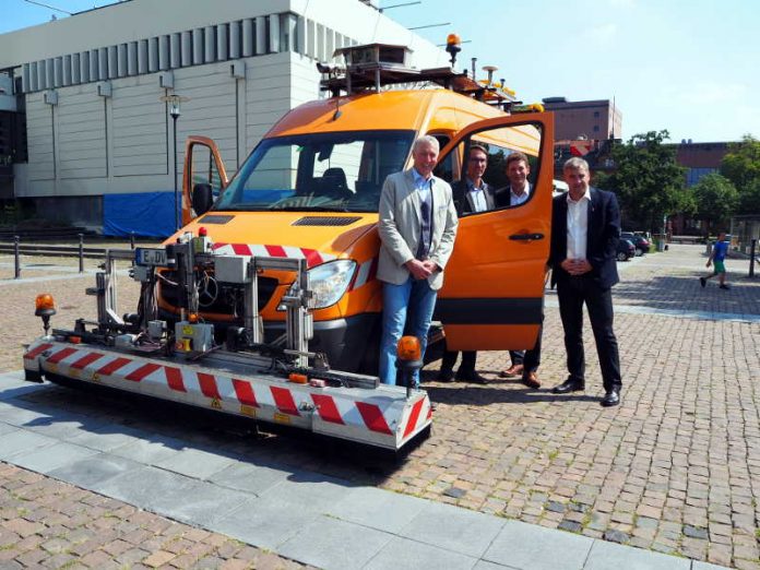 Peter Kiefer (links) ist gespannt auf die Daten der Straßenzustandserfassung in Kaiserslautern (Foto: Stadtverwaltung Kaiserslautern)