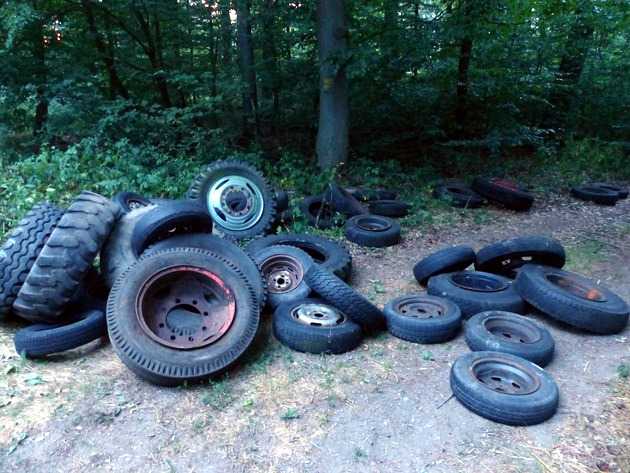 Beschämend - Illegal abgelagerte Reifen im Wald Beschämend - Illegal abgelagerte Reifen im Wald