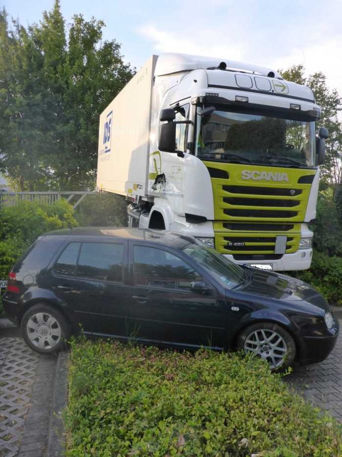 Der geparkte PKW wurde vom LKW zusammengeschoben