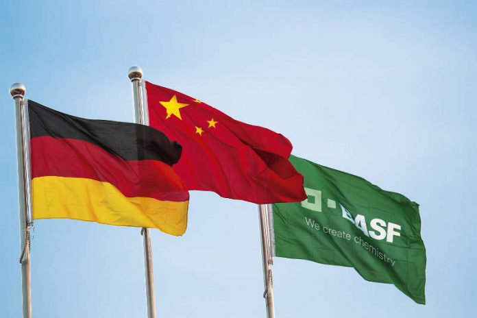 Flaggen an einem BASF-Standort in China (Foto: BASF SE) Flaggen an einem BASF-Standort in China (Foto: BASF SE)