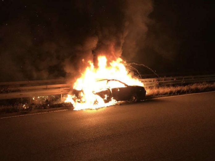 Der PKW brannte aus (Foto: Feuerwehr Neustadt)