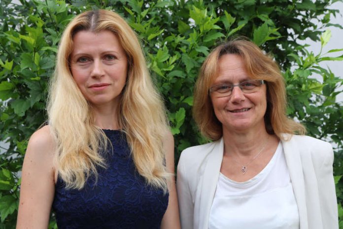 Seit einem Jahr in der Stabsstelle: die Bildungskoordinatorinnen Maria Lauxen-Ulbrich (rechts) und Viktoriya Ordikhovska. (Foto: Kreis Bergstraße)