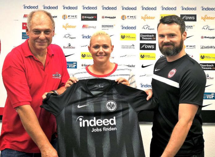 Lise Munk mit Ottmar Ulrich und Stefan von Martinez (Foto: Eintracht Frankfurt)