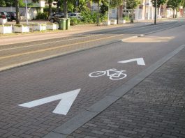 Durch die Markierung mit einer Piktogrammspur (Bild links) wird in Rheinstetten die geltende Straßenverkehrsordnung verdeutlicht. (Foto: Stadt Rheinstetten)