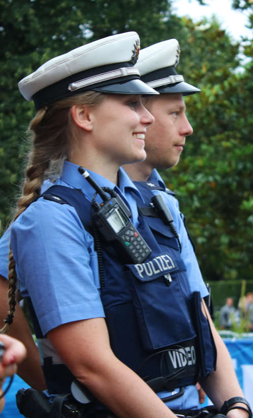 Polizistin und Polizist (Foto: Polizei RLP)