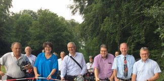 Der Radweg zwischen Obergromabch und Helmsheim wurde freigegeben. Mit dabei waren Oberbürgermeisterin Cornelia Petzold-Schick (2. v.l.), Landrat Dr. Christoph Schnaudigel (3. v.l.), MdL Dr. Rainer Balzer (2. v.r.) und MdL Ulli Hockenberger (1. v.r.). (Foto: Landratsamt Karlsruhe)