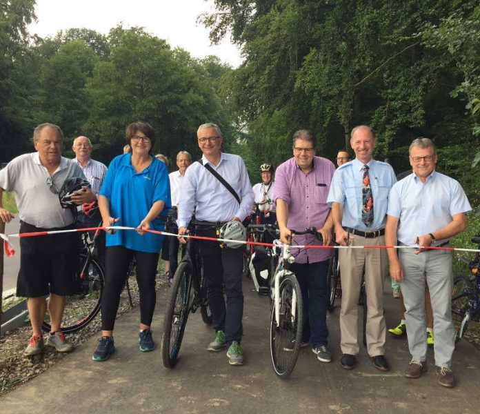 Der Radweg zwischen Obergromabch und Helmsheim wurde freigegeben. Mit dabei waren Oberbürgermeisterin Cornelia Petzold-Schick (2. v.l.), Landrat Dr. Christoph Schnaudigel (3. v.l.), MdL Dr. Rainer Balzer (2. v.r.) und MdL Ulli Hockenberger (1. v.r.). (Foto: Landratsamt Karlsruhe)