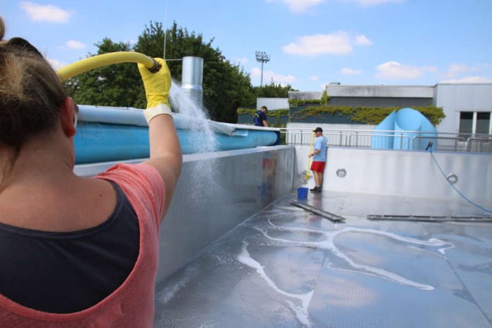 Revisionsarbeiten im Heinrich-Völker-Bad (Foto: Freizeitbetriebe Worms GmbH)