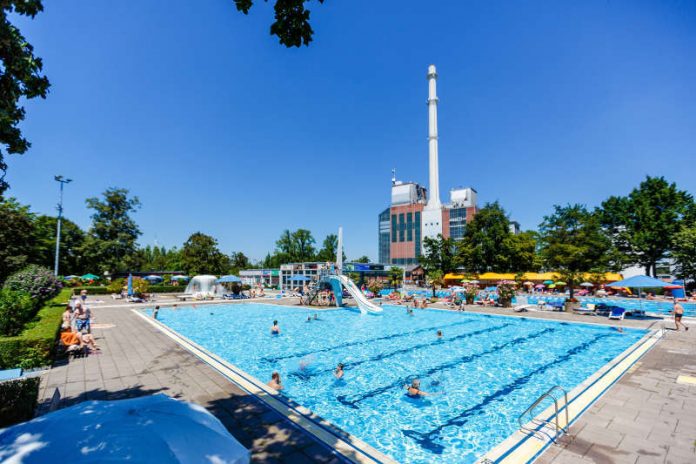 Kult-Freibad im Karlsruher Westen: Das Sonnenbad am Rheinhafen bietet Badespaß für die ganze Familie (Foto: Karlsruher Bädergesellschaft mbh)