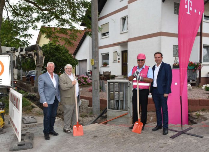 v.l.: Oberbürgermeister Michael Kissel, Ortsvorsteher Alfred Haag, Gerd Schäfer, Regiomanager der Deutschen Telekom, sowie der städtische Internetbeauftragte Daniel Körbel geben mit dem Spatenstich den Startschuss für den Ausbau des schnellen Internets im Stadtteil Pfeddersheim. (Quelle: Stadt Worms)