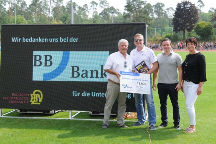 einen Scheck in Höhe von 12.000 Euro überreichten am Samstag, den 07. Juli 2018 der Regionaldirektor der Badischen Beamtenbank (BBBank) Frank Nowottny, Filialdirektor Patrick Kobuhs aus Heidelberg und Filialdirektorin Daniela Nagel aus Wiesloch an Philipp Krämer, den Präsidenten des Badischen Leichtathletik-Verbandes (BLV). (Foto: BLV)