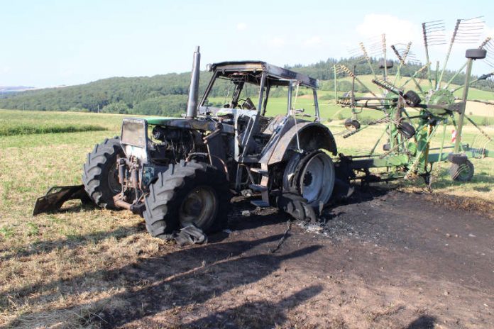 Der ausgebrannte Traktor (Foto: Polizei RLP)