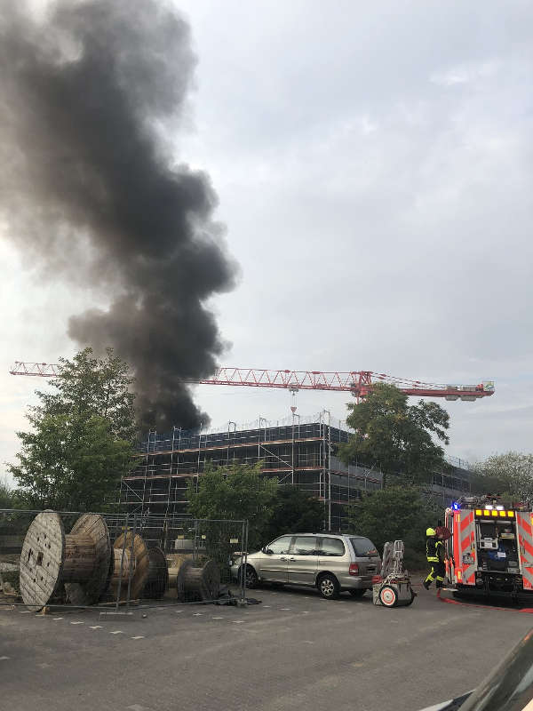 Eine Turnhalle brannte (Foto: Feuerwehr Frankfurt)