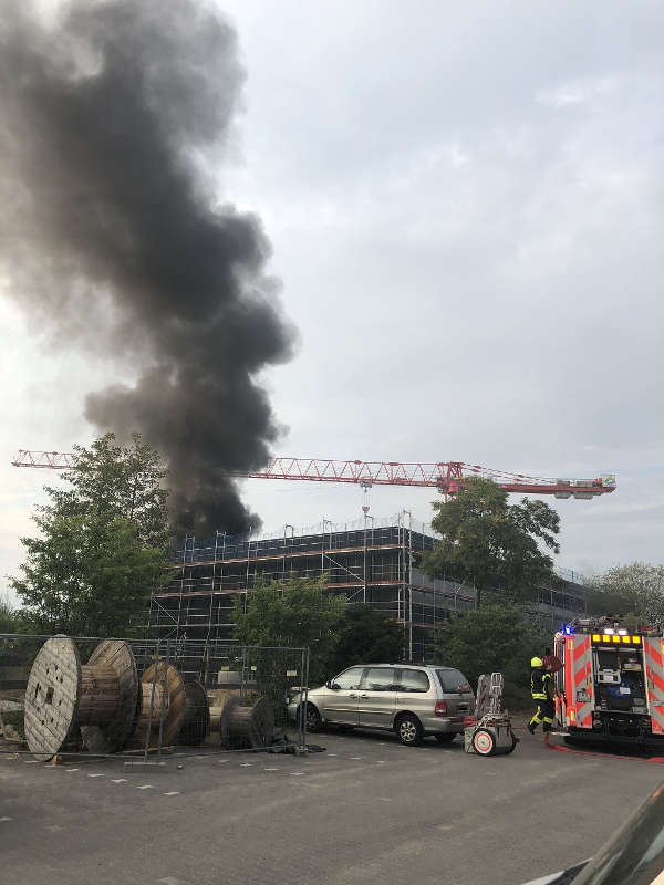 Eine Turnhalle brannte (Foto: Feuerwehr Frankfurt) Eine Turnhalle brannte (Foto: Feuerwehr Frankfurt)