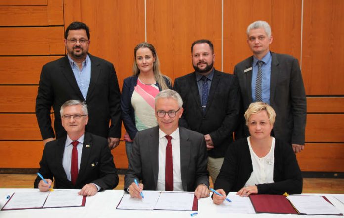 Haben weitere Kooperationen auf dem Gebiet des Klimaschutzes vereinbart: Prof. Dr. Günther Pertschy von der brasilianischen Universität UNIFEBE, Landrat Dr. Christoph Schnaudigel, Geschäftsführerin der Klimaschutzagentur Kreis Karlsruhe Birgit Schwegle (sitzend), William Fernandes Molina, Stadt Brusque, Ana Helena Boss und Marcos Deichmann Stadtrat Brusque, Finanzdezernent Ragnar Watteroth (stehend, jeweils v.l.n.r.) (Foto: Landratsamt Karlsruhe) Haben weitere Kooperationen auf dem Gebiet des Klimaschutzes vereinbart: Prof. Dr. Günther Pertschy von der brasilianischen Universität UNIFEBE, Landrat Dr. Christoph Schnaudigel, Geschäftsführerin der Klimaschutzagentur Kreis Karlsruhe Birgit Schwegle (sitzend), William Fernandes Molina, Stadt Brusque, Ana Helena Boss und Marcos Deichmann Stadtrat Brusque, Finanzdezernent Ragnar Watteroth (stehend, jeweils v.l.n.r.) (Foto: Landratsamt Karlsruhe)