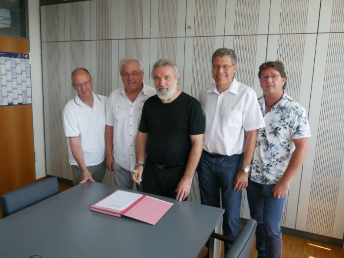 v.l.: TUS Vizepräsident Fritz Trothe, TUS Präsident Dr. Claus Walther, Schuldezernent Christel Fleischmann, Griesheims Bürgermeister Geza Krebs-Wetzl und Stadtrat Robert Birli (Foto: Landkreis Darmstadt-Dieburg)