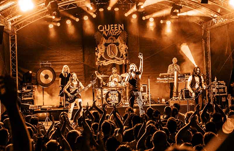 The Queen Kings beim Neuleininger Burgsommer 2018 (Foto: Helmut Dell)