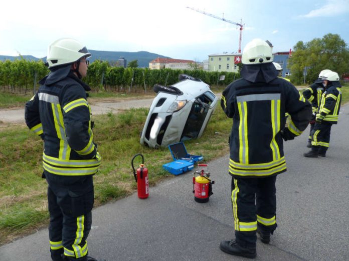 Der weiße PKW kippte auf eine Seite. (Foto: Feuerwehr Neustadt)