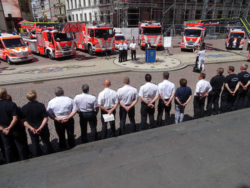 Fahrzeugübergabe auf dem Schlossplatz (Foto: Feuerwehr Wiesbaden)