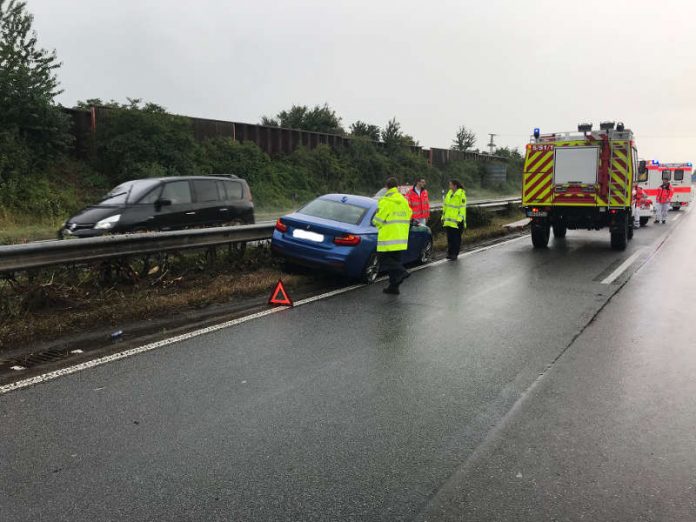 Der BMW prallte in die Mittelleitplanke (Foto: Feuerwehr Neustadt)