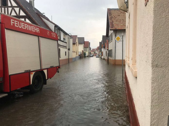 Die Straße war überflutet (Foto: Feuerwehr Neustadt)