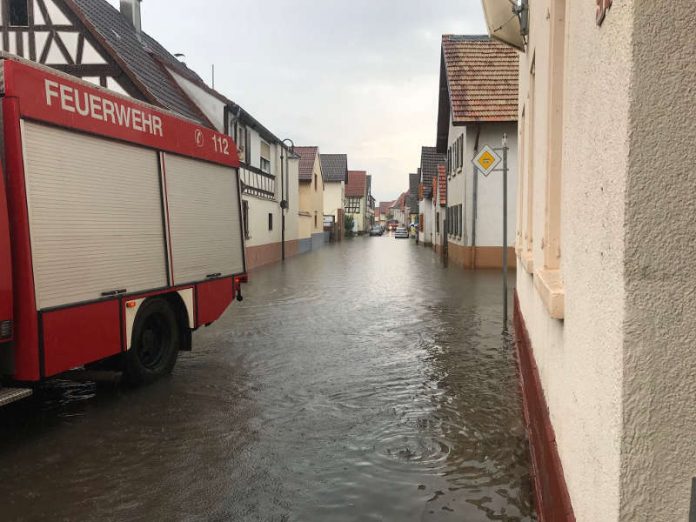 Die Straße war überflutet (Foto: Feuerwehr Neustadt) Die Straße war überflutet (Foto: Feuerwehr Neustadt)