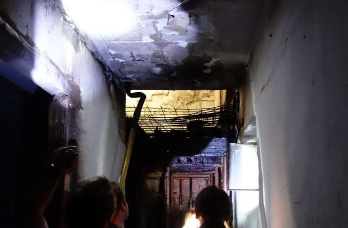 Die Kellerdecke von unten (Foto: Feuerwehr Wiesbaden)