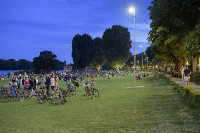 Die beliebte Heidelberger Neckarwiese ist seit 13. Juli 2018 aus Sicherheitsgründen besser beleuchtet. Im Bild sind rechts auf der Wiese die neuen Laternenmasten zu sehen. (Foto: Philipp Rothe)