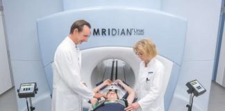Prof. Dr. Dr. Jürgen Debus, Ärztlicher Direktor der Klinik für RadioOnkologie und Strahlentherapie am Universitätsklinikum Heidelberg und Sabine Kuhn, Leitende MTRA, bei der Lagerung und Positionierung einer Patientin zur Bestrahlung am neuen MR-Linac-Hybridgerät. (Foto: Universitätsklinikum Heidelberg)