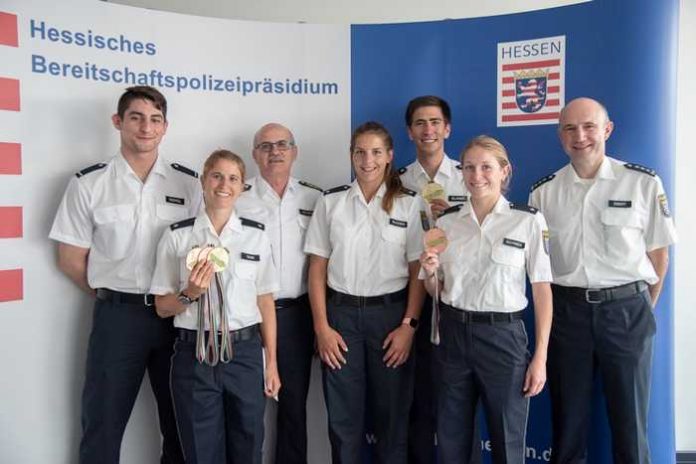 Der Präsident des Hessischen Bereitschaftspolizeipräsidiums, Harald Schneider (3.v.l.) empfing die erfolgreichen Sportlerinnen und Sportler der Hessischen Polizei
