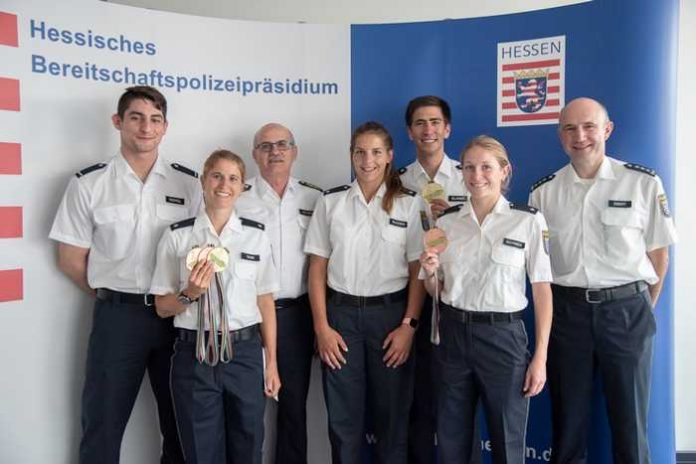 Der Präsident des Hessischen Bereitschaftspolizeipräsidiums, Harald Schneider (3.v.l.) empfing die erfolgreichen Sportlerinnen und Sportler der Hessischen Polizei Der Präsident des Hessischen Bereitschaftspolizeipräsidiums, Harald Schneider (3.v.l.) empfing die erfolgreichen Sportlerinnen und Sportler der Hessischen Polizei
