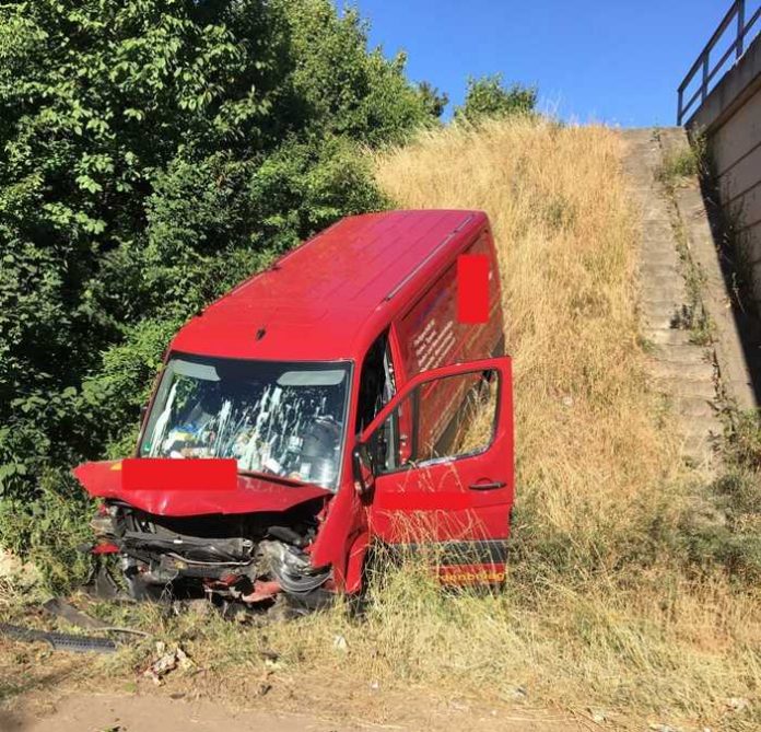 Das Foto zeigt den in Kassel gestohlenen und auf der A2 im Landkreis Börde verunfallten Transporter.