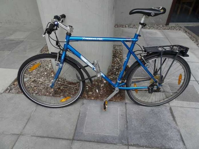 Beim Kino in Walldorf abgestelltes Fahrrad