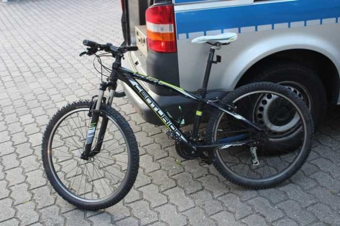 Das sichergestellte Fahrrad konnte an individuellen Merkmalen als das Anfang Juli gestohlene Rad identifiziert werden. Das sichergestellte Fahrrad konnte an individuellen Merkmalen als das Anfang Juli gestohlene Rad identifiziert werden.