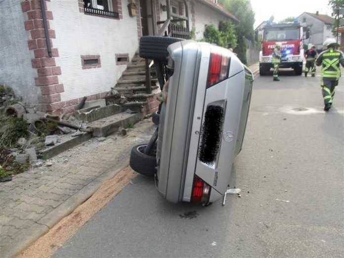 Unfallfahrzeug und örtliche Feuerwehr