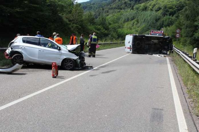 Schwerer Unfall auf der B10 bei Rinnthal Foto: Polizei Schwerer Unfall auf der B10 bei Rinnthal Foto: Polizei