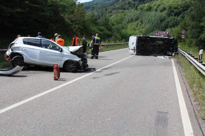 Schwerer Unfall auf der B10 bei Rinnthal Foto: Polizei