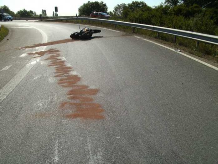 Unfallstelle Ausfahrt A650 - Motorrad des Schwerstverletzten