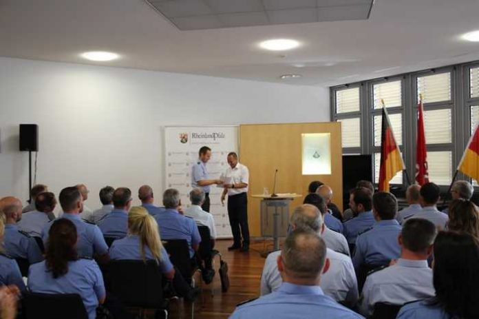 42 Kolleginnen und Kollegen nachträglich zum Polizeihauptkommissar befördert 42 Kolleginnen und Kollegen nachträglich zum Polizeihauptkommissar befördert
