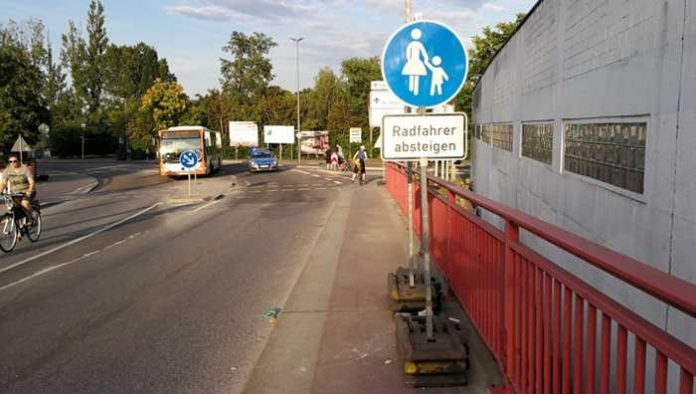 Unfallstelle in Fahrtrichtung des Radfahrers mit einem der Verbotsschilder