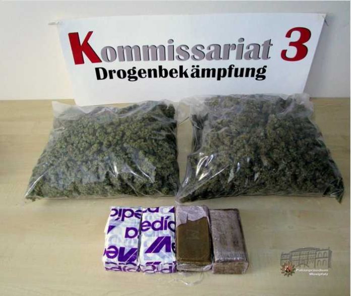 Insgesamt rund vier Kilo Rauschgift - davon jeweils zwei Kilo Marihuana und Haschisch - wurden sichergestellt und die mutmaßlichen Drogendealer festgenommen