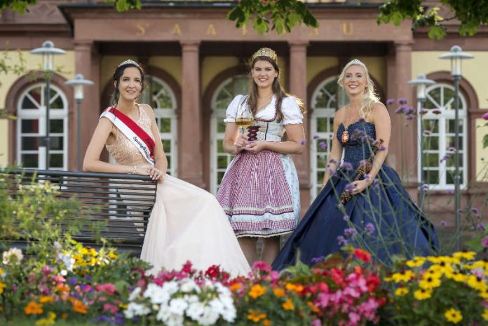 Repräsentieren das regionale Brauchtum: Spargelkönigin Christin I. (Lampertheim), Weinprinzessin Shirin I. (Neustadt/Lachen-Speyerdorf) und Blütenprinzessin Svenja I. (Weinheim) (Foto: Tobias Schwerdt)