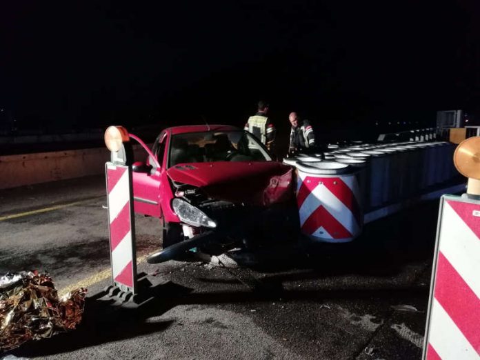 Das verunfallte Fahrzeug (Foto: Polizei RLP)