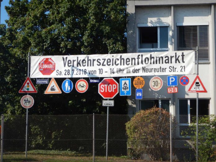 Schilderflohmarkt beim Tiefbauamt (Foto: Stadt Karlsruhe)